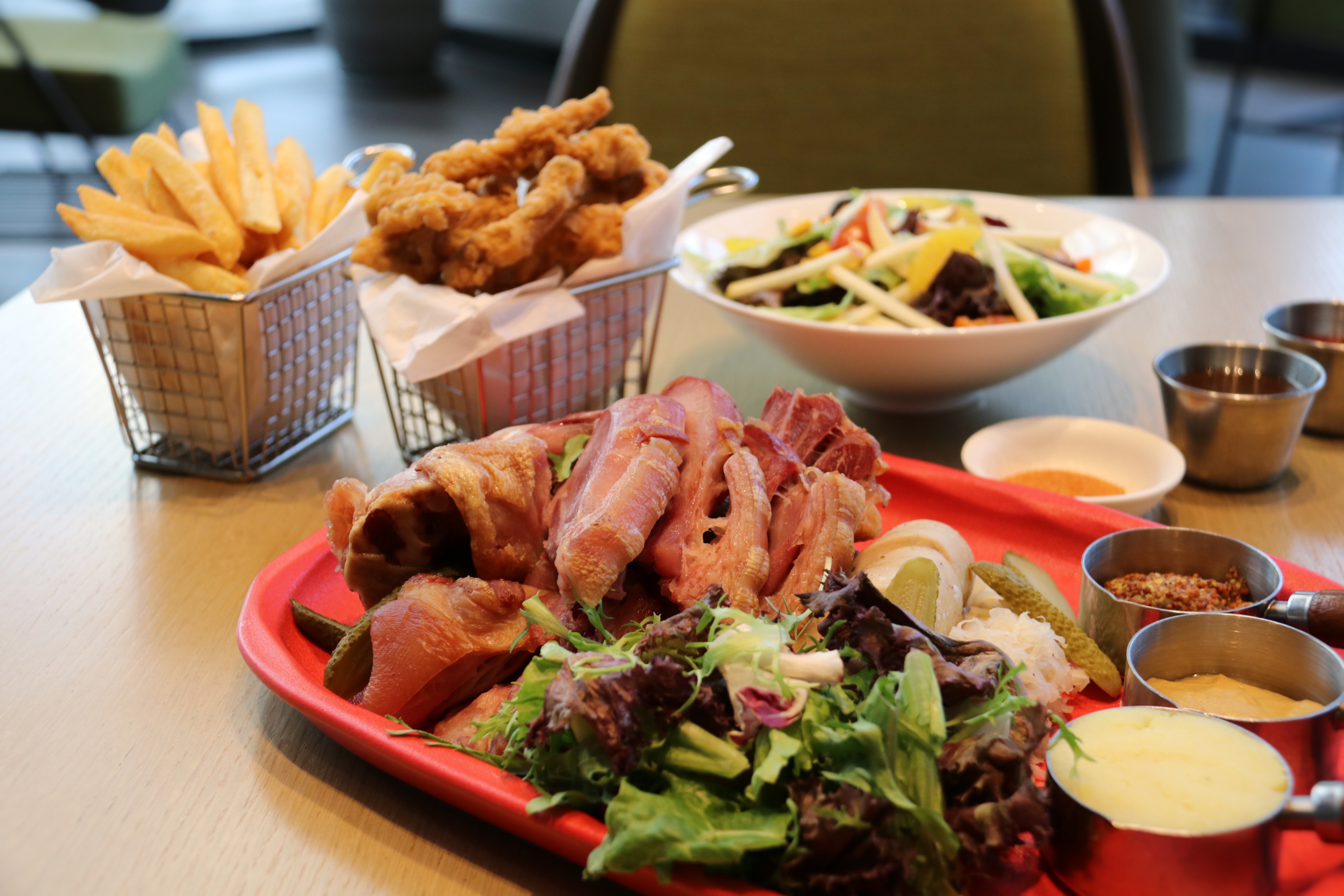 南京鲁能美高梅美荟酒店美荟廊西式2人烤猪肘套餐